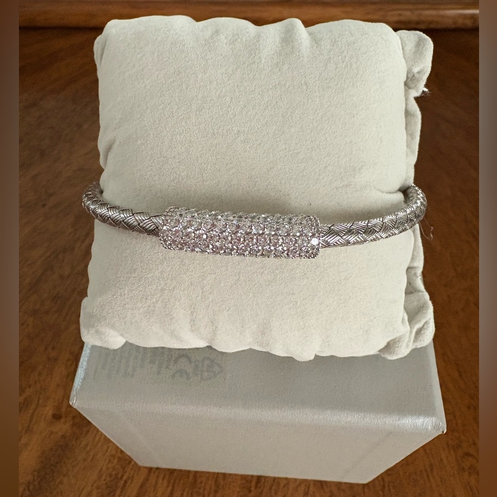 Elegant Silver Bracelet with Crystal Accents